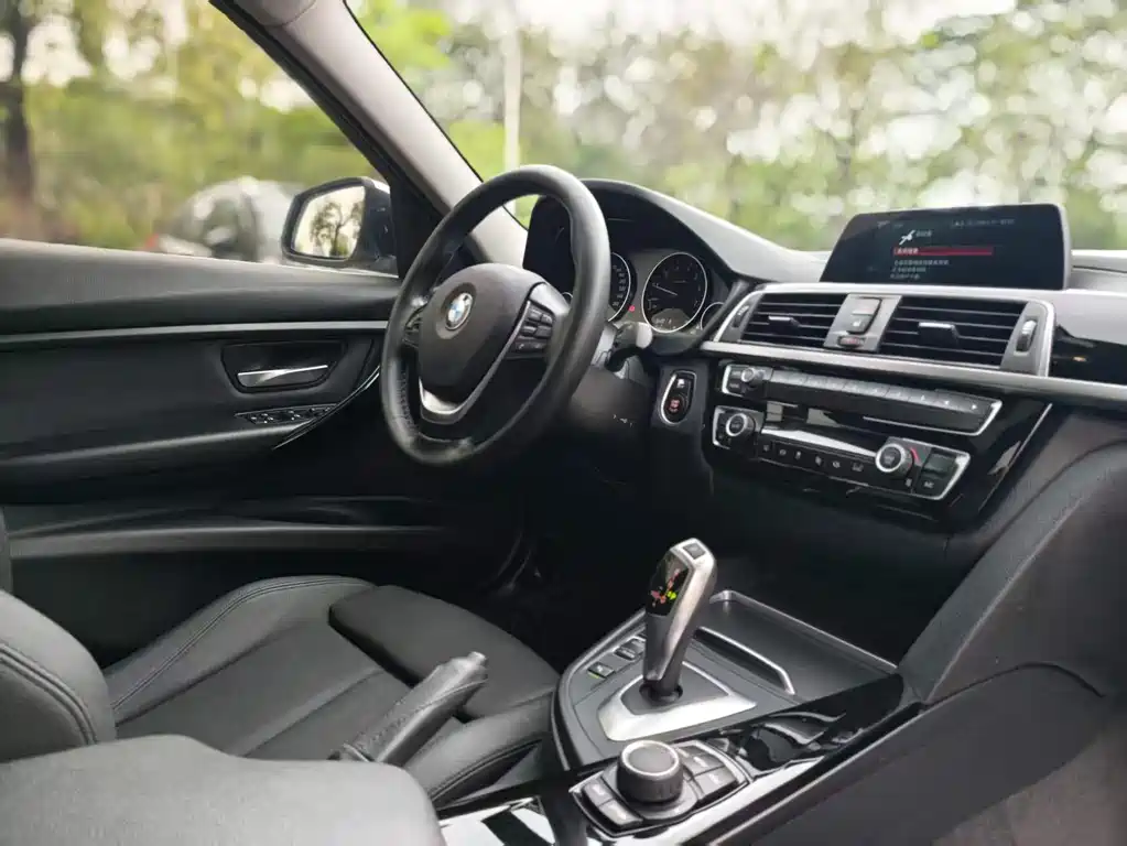 BMW 3 Series 2017 — фото 13