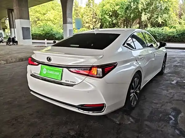 Lexus ES 2020