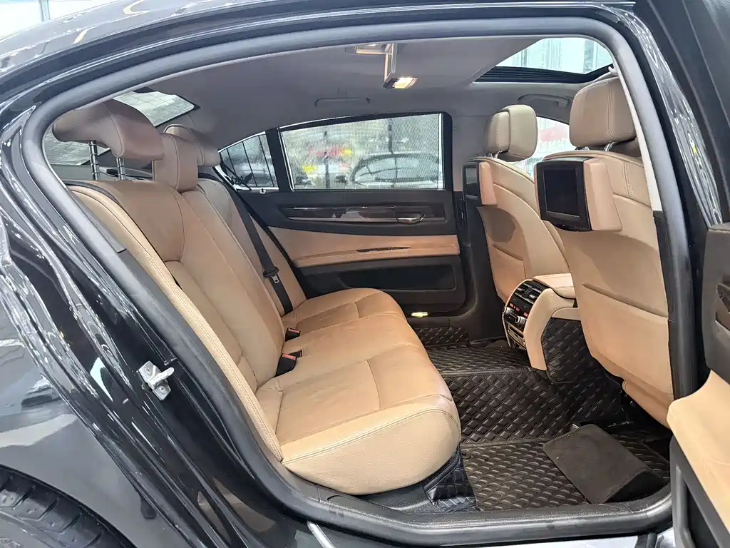 BMW 7 Series 2012 — фото 10