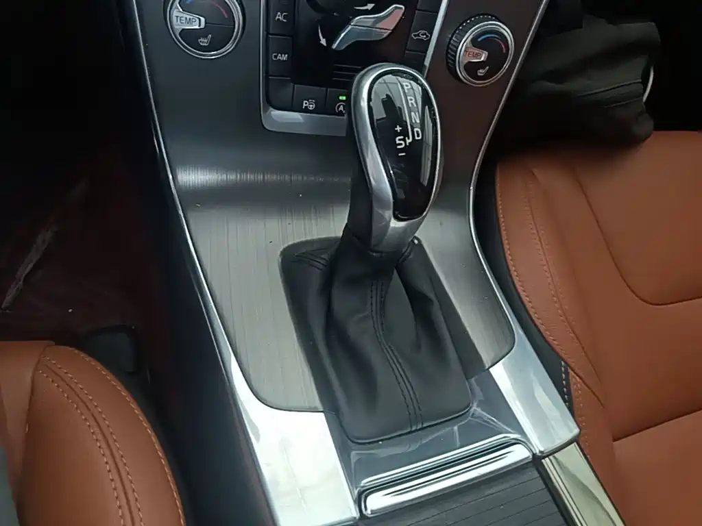 Volvo V60 2016 — фото 14
