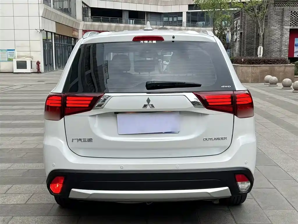 Mitsubishi Outlander 2018 — фото 6