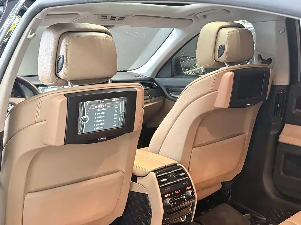 BMW 7 Series 2012 — фото 19