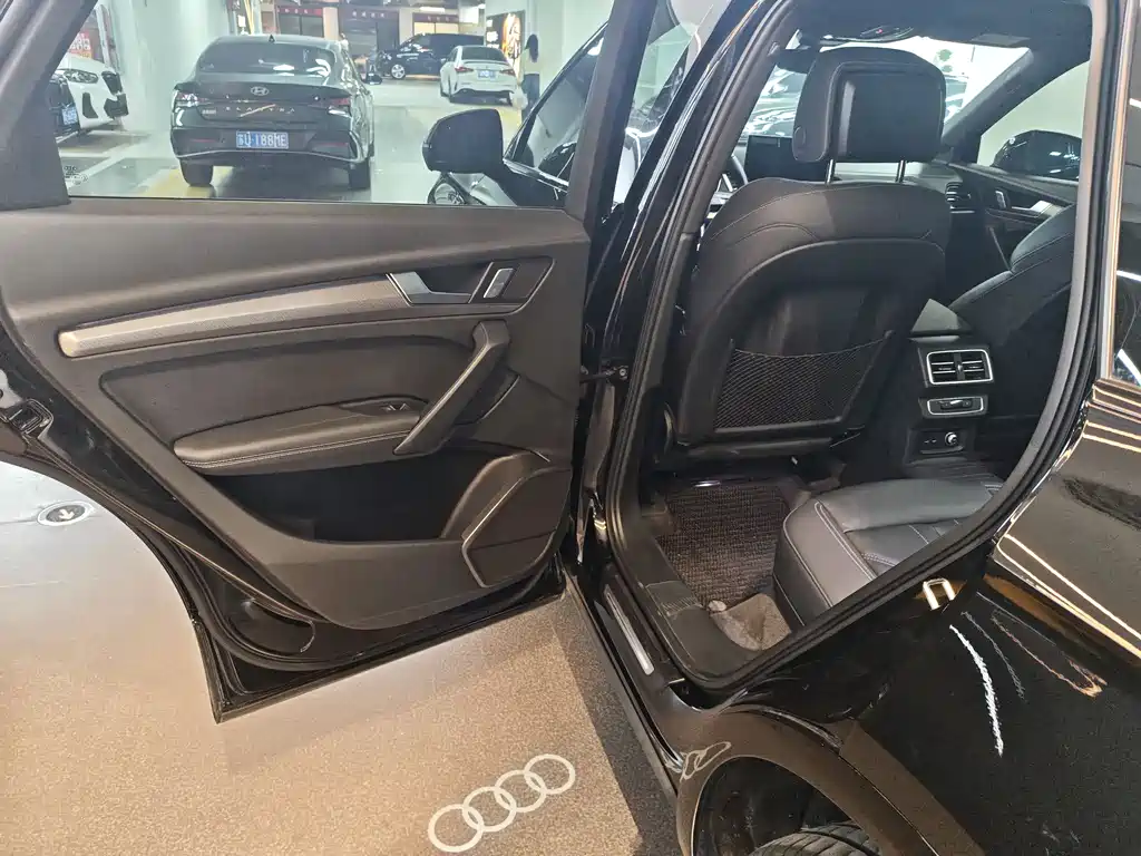 Audi Q5L 2023 — фото 11