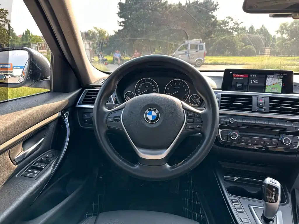 BMW 3 Series 2019 — фото 21