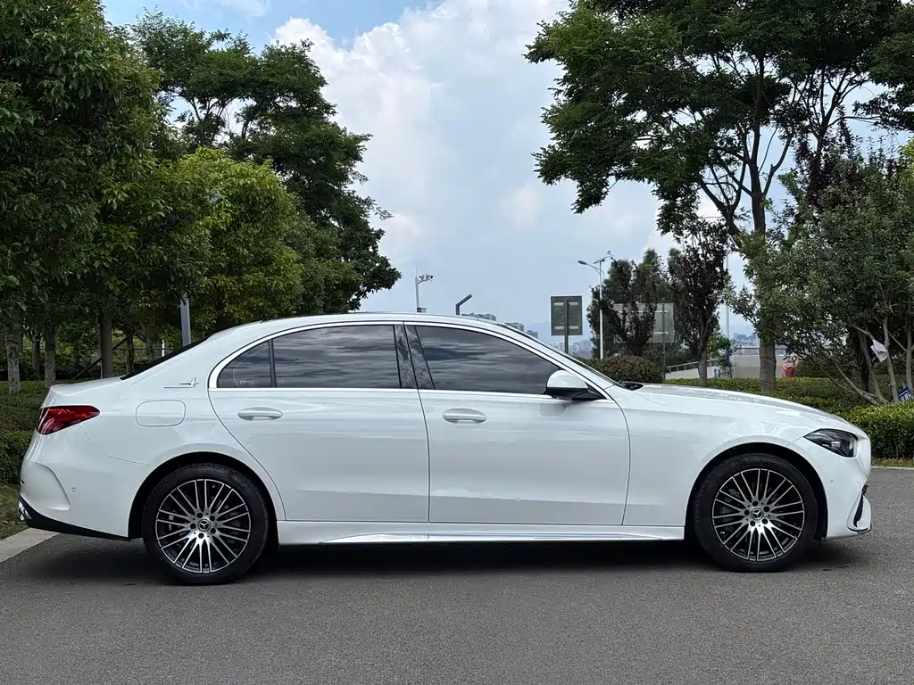 Mercedes-Benz C-Class 2024 — фото 4