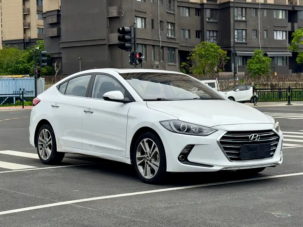 Hyundai Elantra 2018 — фото 3