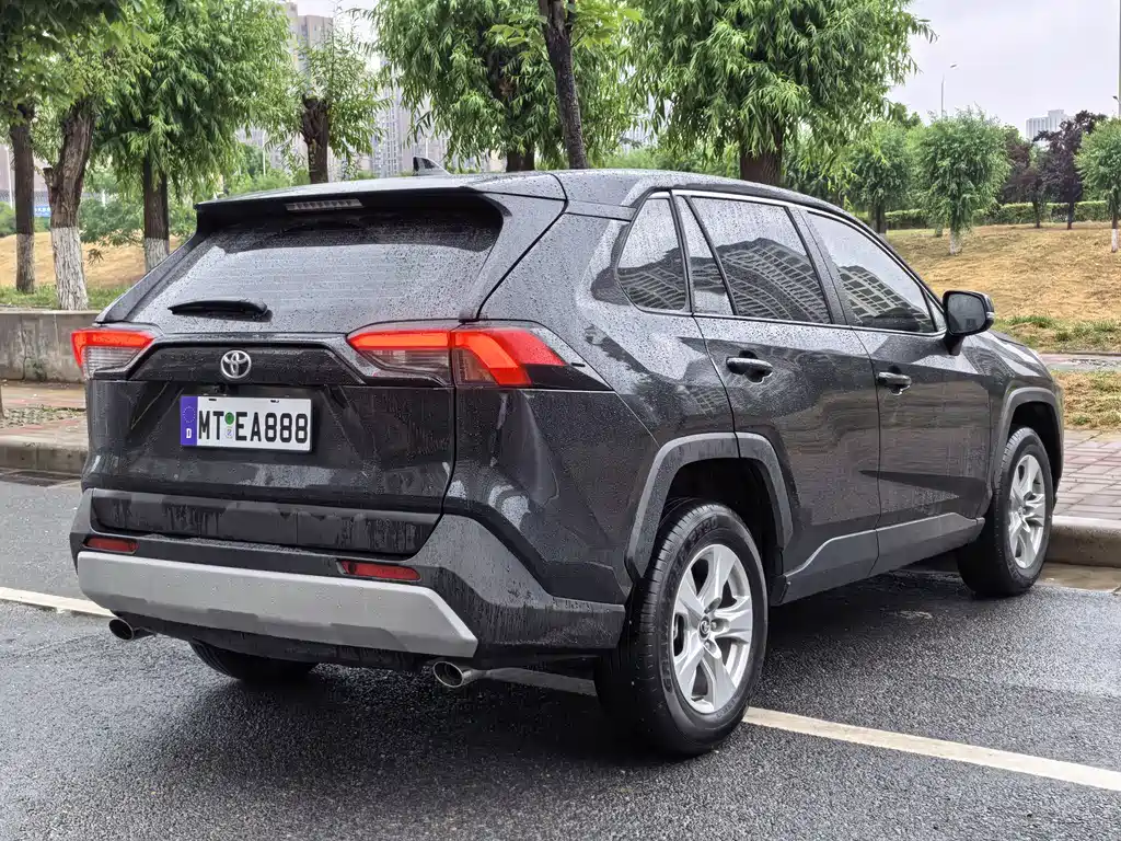 Toyota RAV4 2025 — фото 11