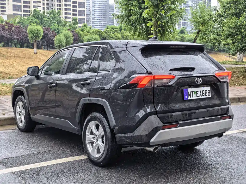 Toyota RAV4 2025 — фото 13