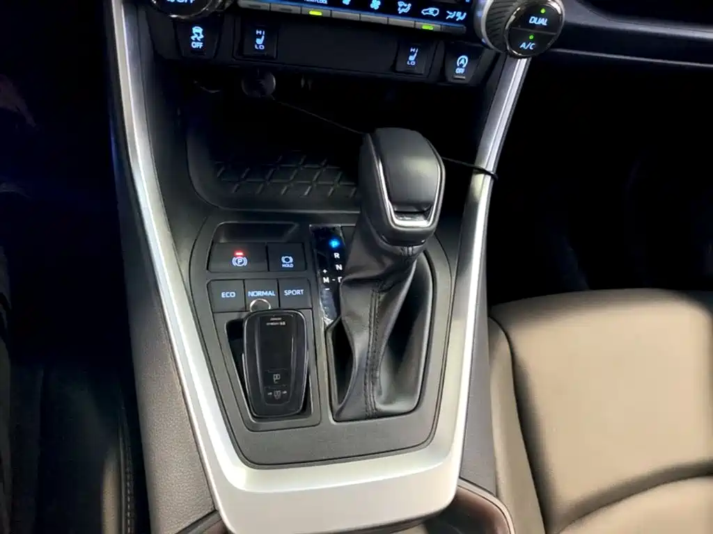 Toyota RAV4 2022 — фото 14