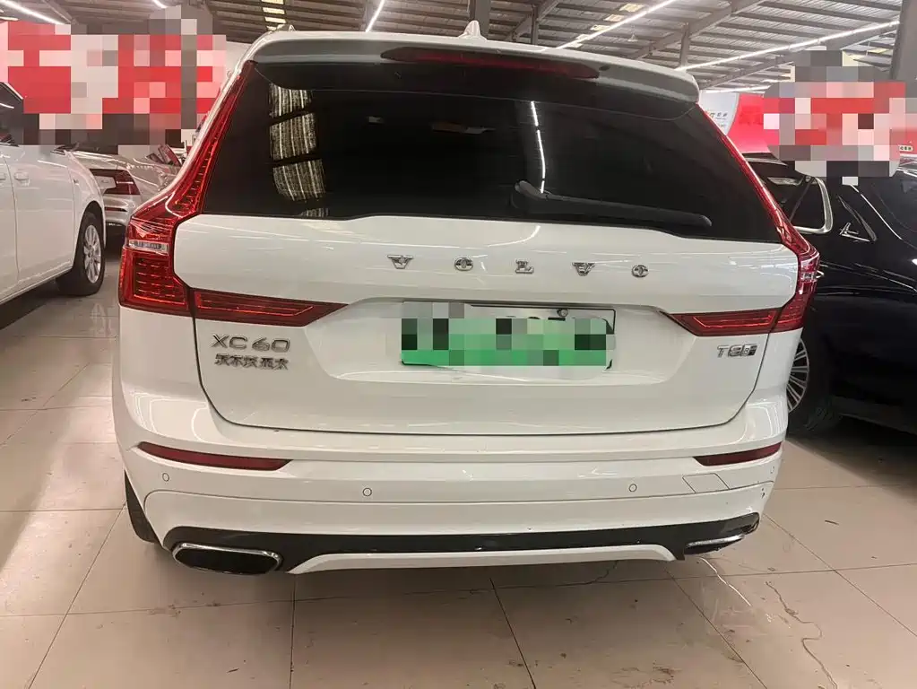 Volvo XC60 PHEV 2018 — фото 11
