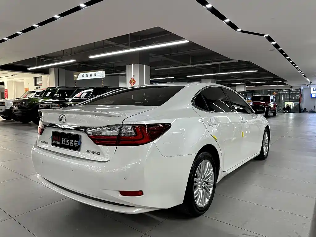 Lexus ES 2018 — фото 9