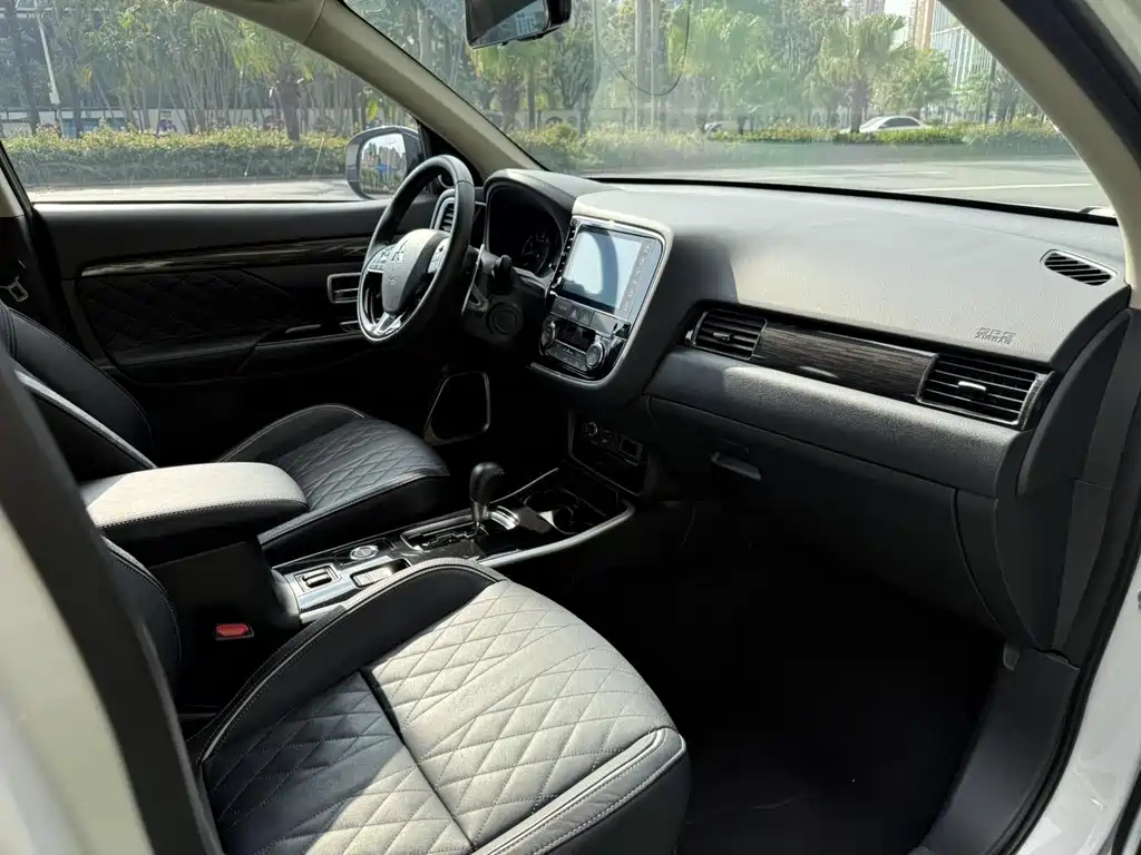 Mitsubishi Outlander 2020 — фото 11