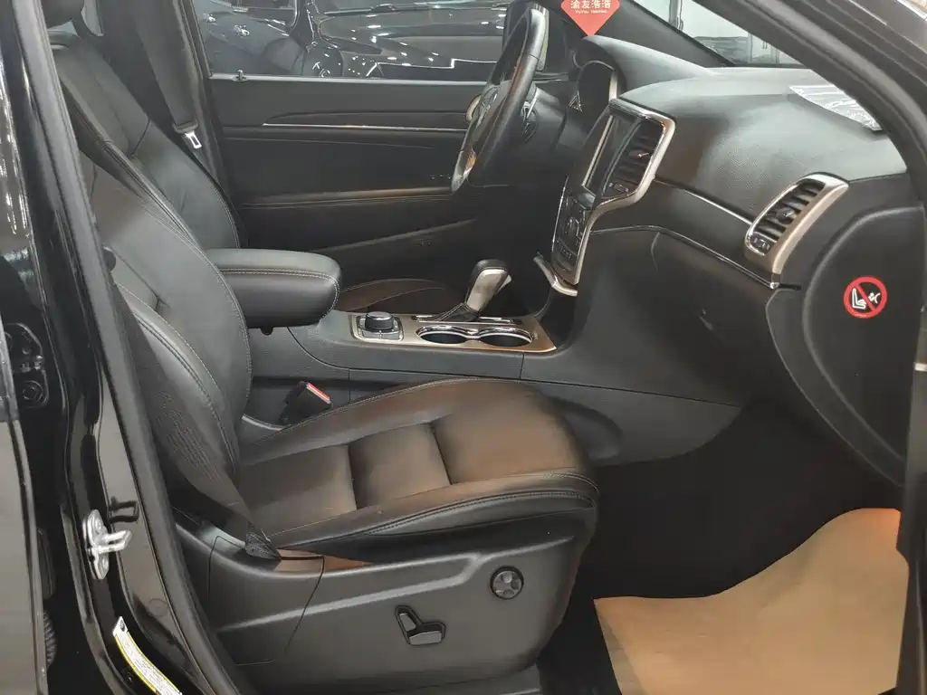 Jeep Grand Cherokee 2018 — фото 12