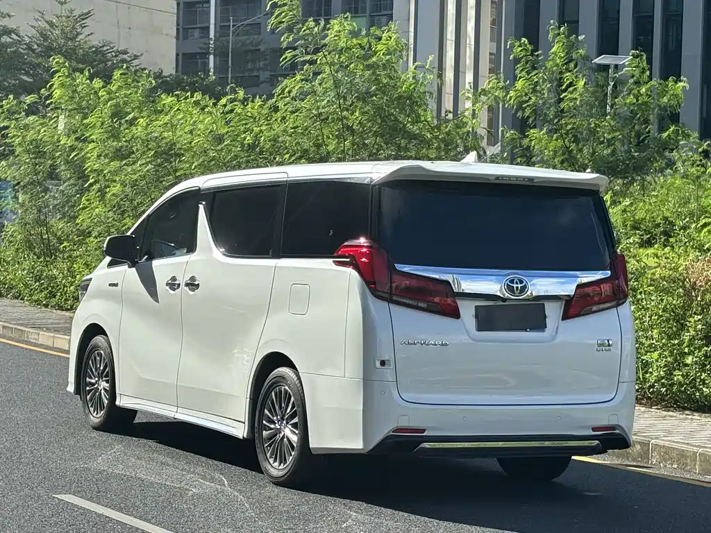 Toyota Alphard 2023 — фото 28