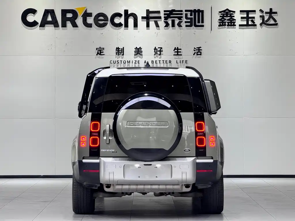 Land Rover Defender 2024