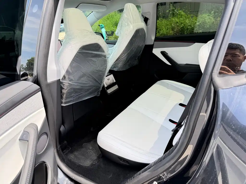 Tesla Model Y 2025