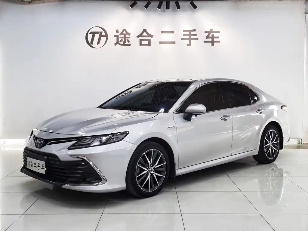 Toyota Camry 2022 — фото 1