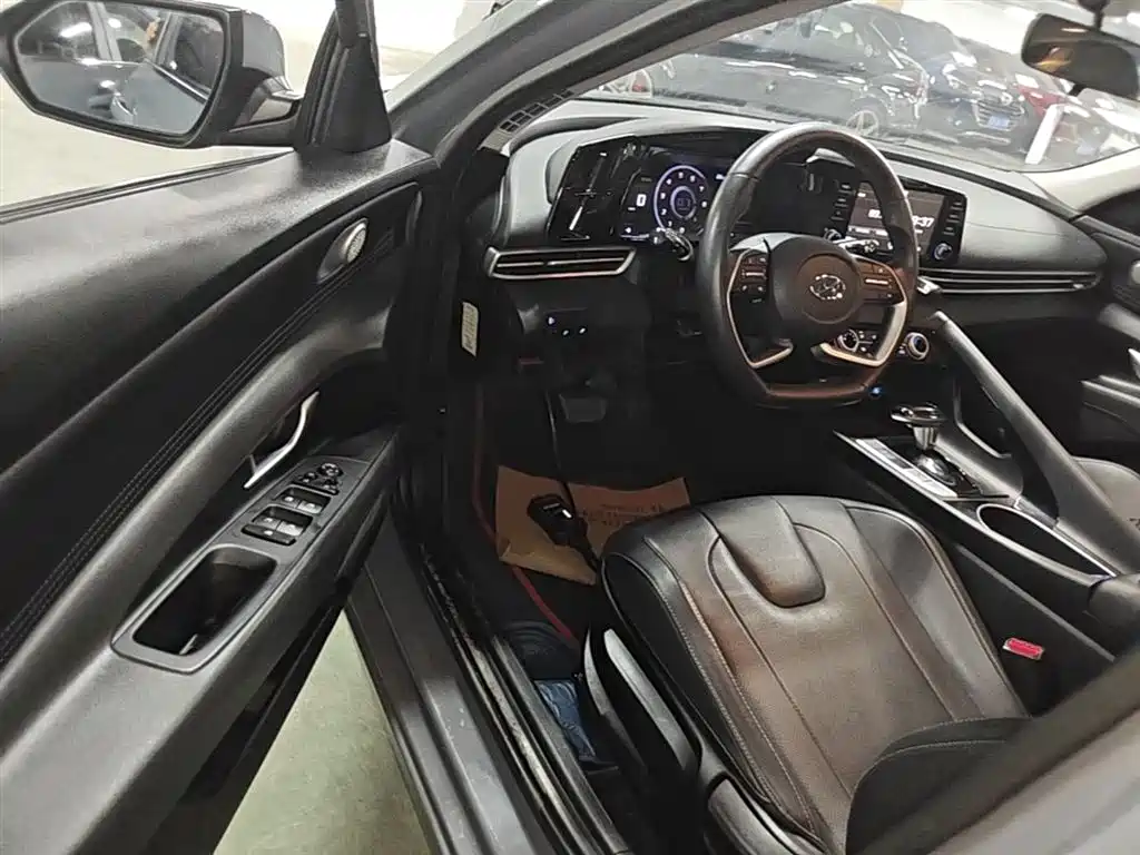 Hyundai Elantra 2022 — фото 16