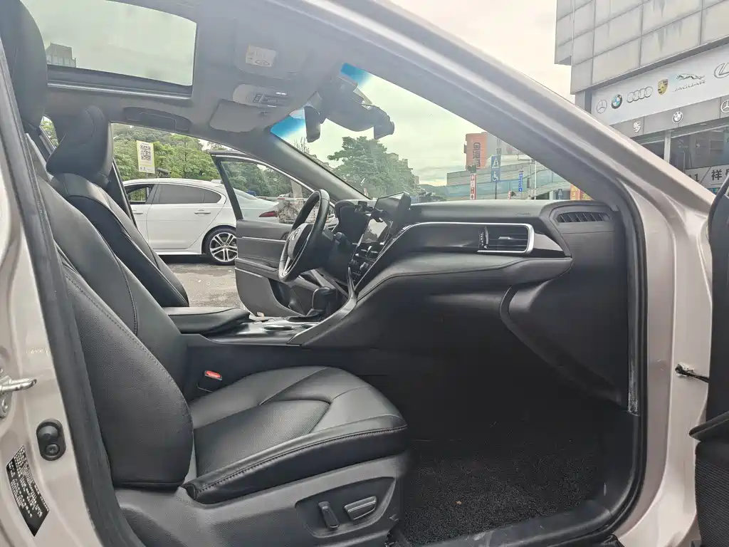 Toyota Camry 2022 — фото 12