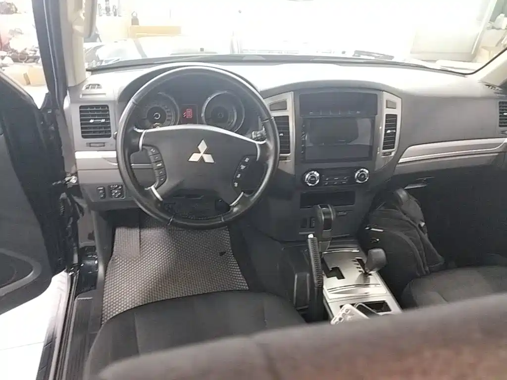 Mitsubishi Pajero 2018 — фото 10