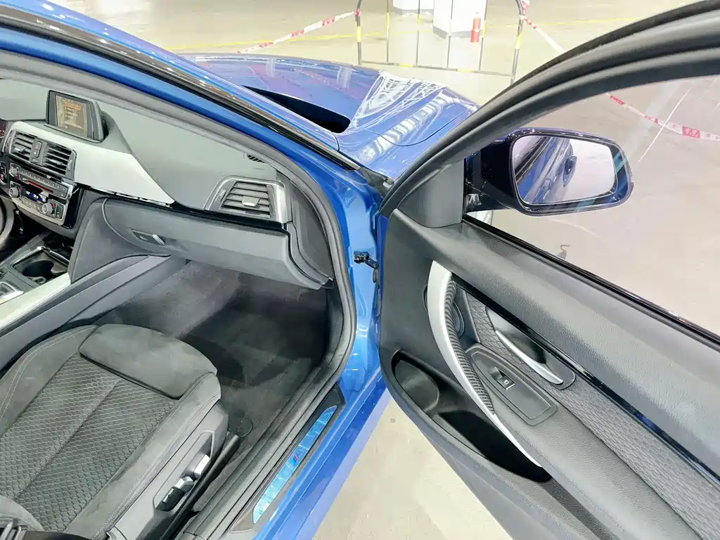 BMW 3 Series 2017 — фото 14