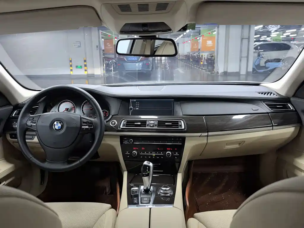 BMW 7 Series 2010 — фото 8