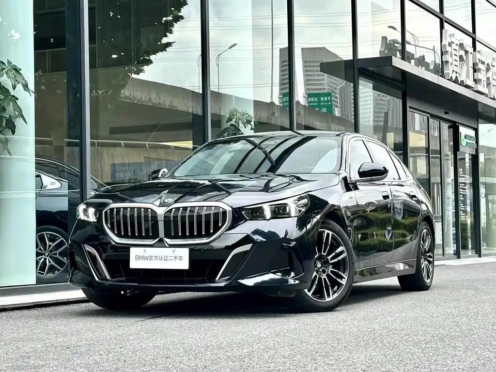 BMW 5 Series 2024 — фото 1