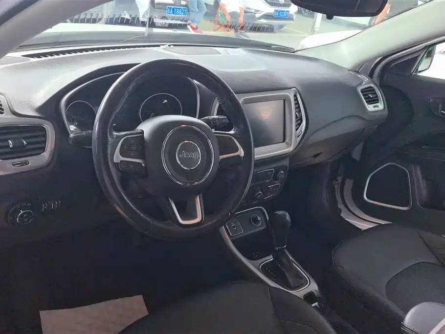 Jeep Compass 2017 — фото 12