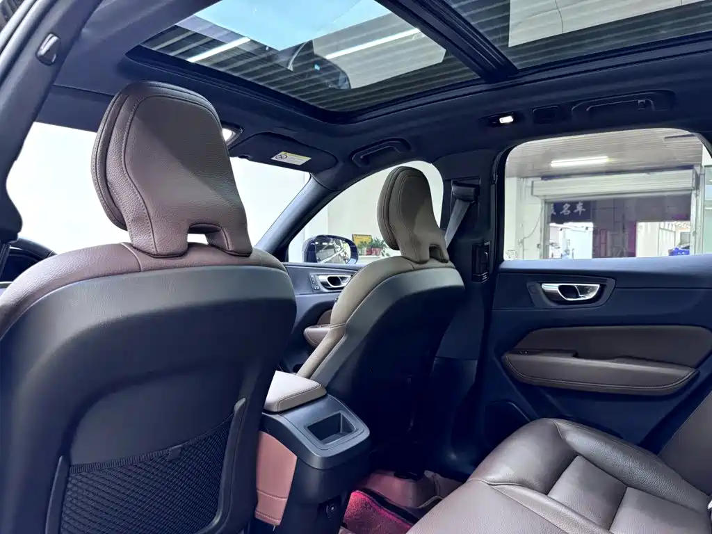 Volvo XC60 2023 — фото 17
