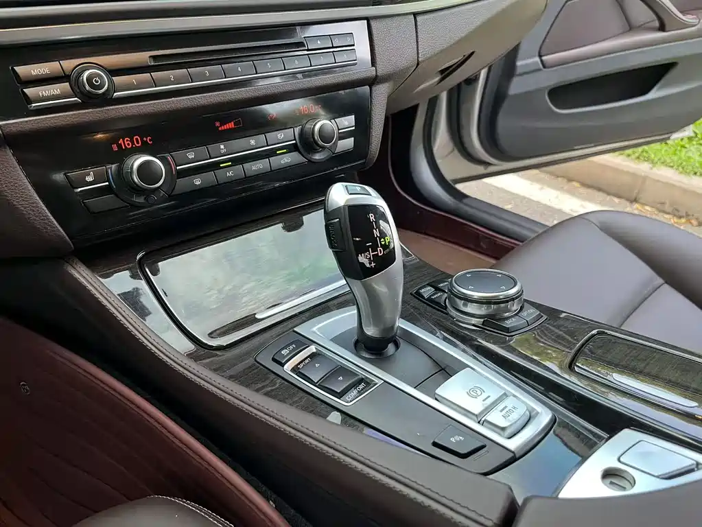 BMW 5 Series 2017 — фото 18