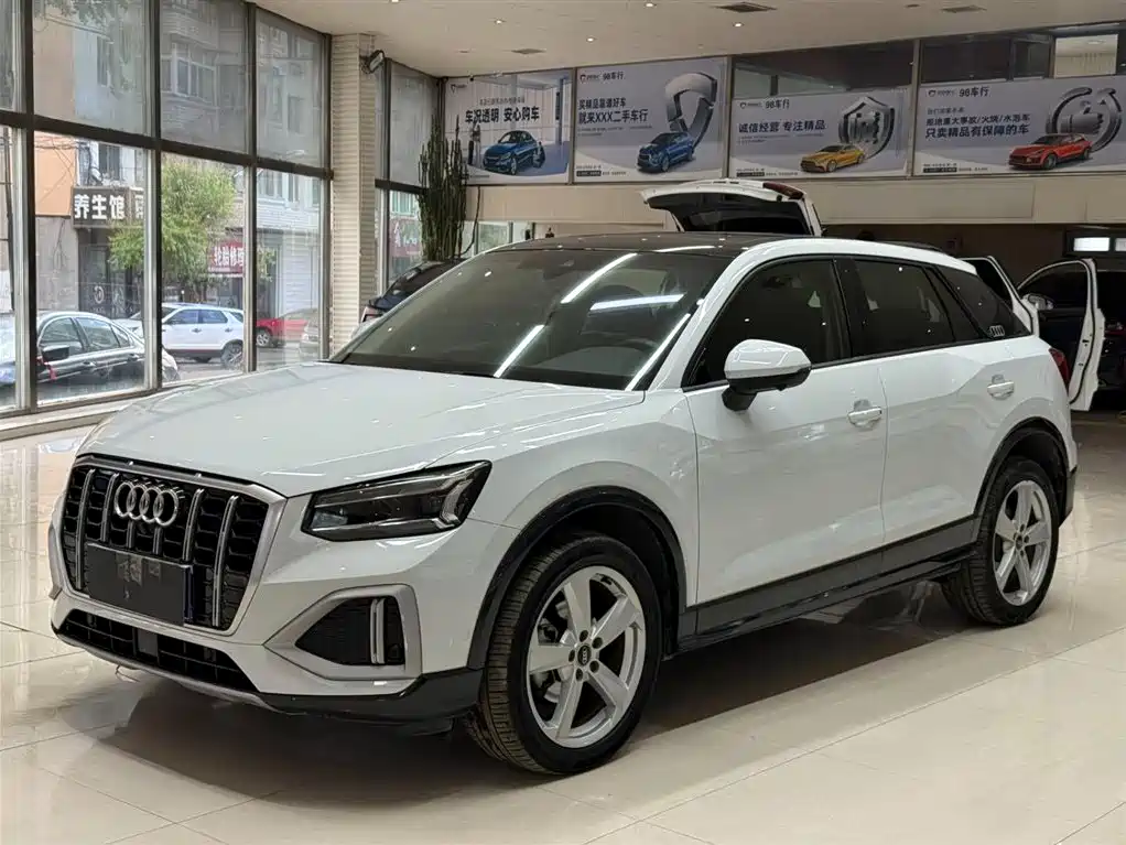Audi Q2L 2022 — фото 1