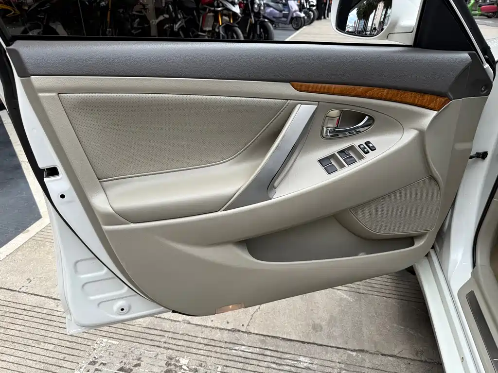 Toyota Camry 2011 — фото 18