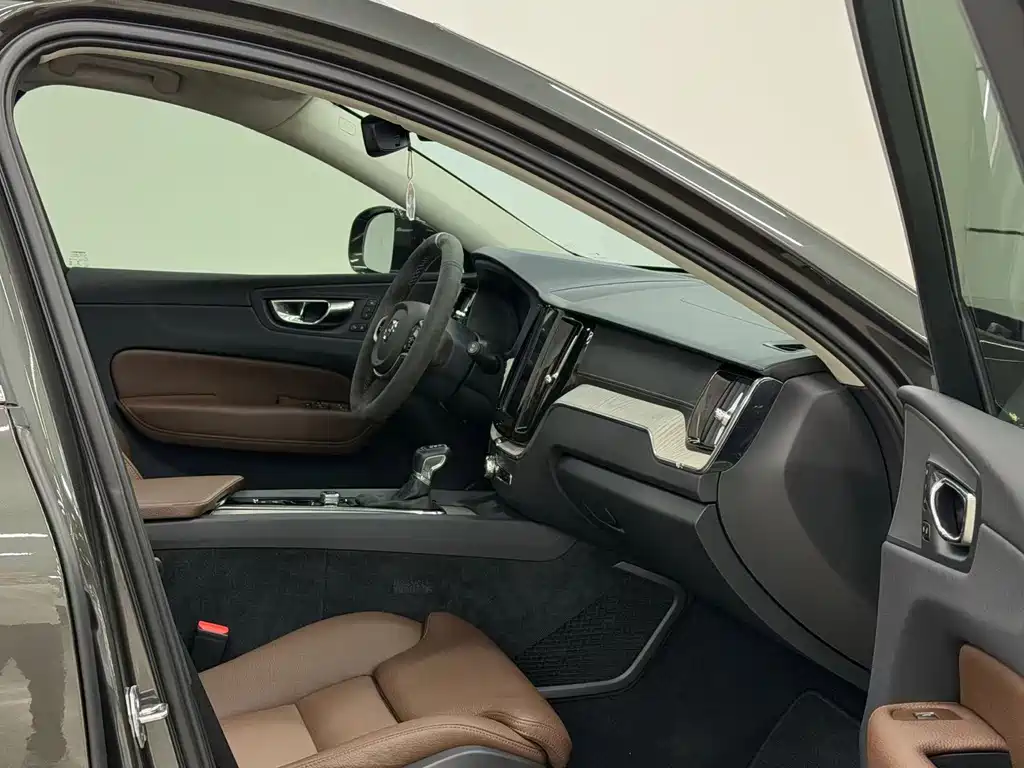 Volvo XC60 2019 — фото 11