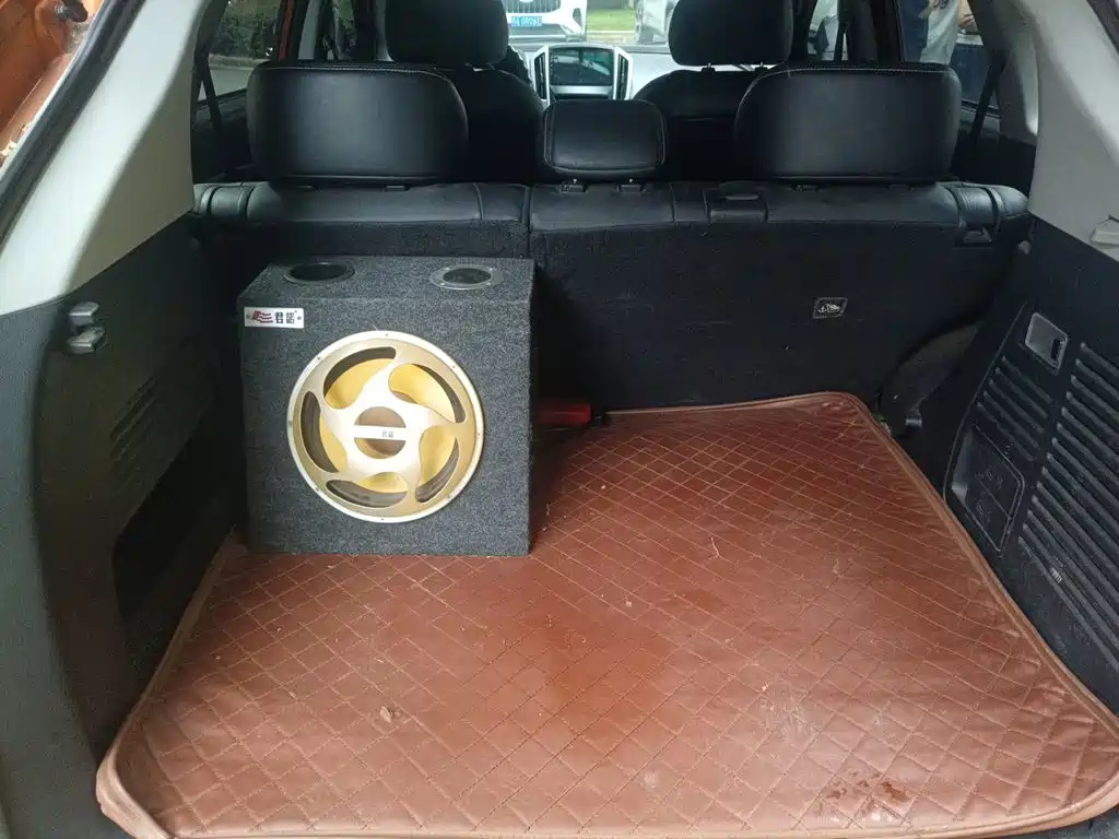 Luxgen You6 SUV 2015 — фото 20