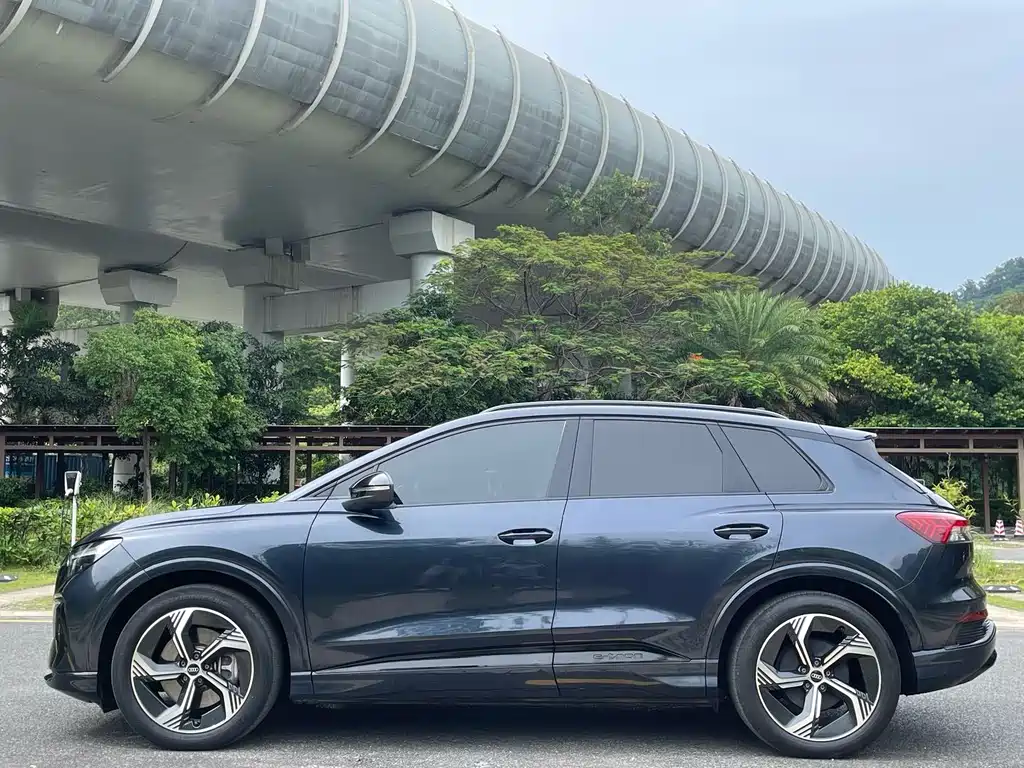Audi Q4 e-tron 2023 — фото 4