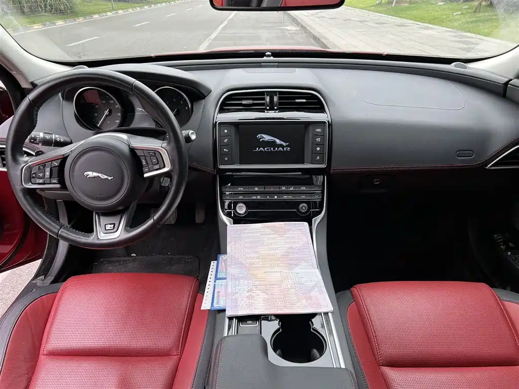 Jaguar XE 2017 — фото 8