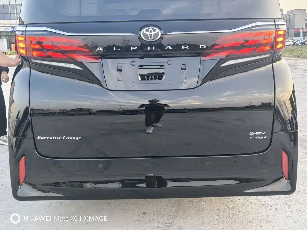 Toyota Alphard — фото 9