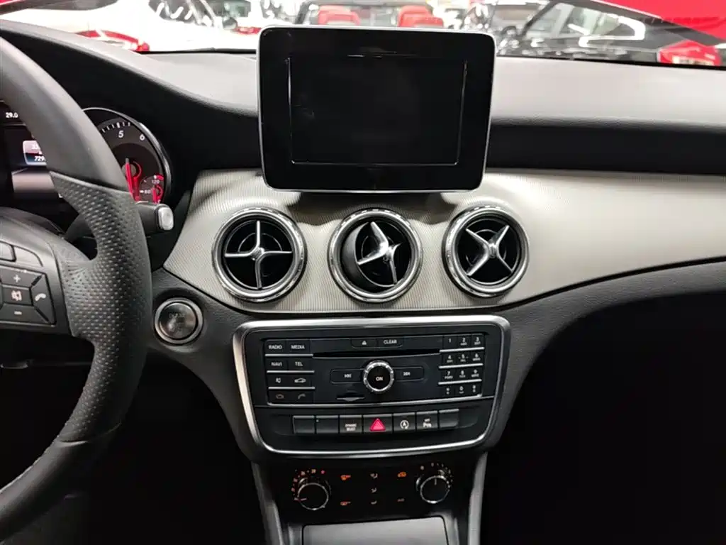 Mercedes-Benz GLA 2016 — фото 13