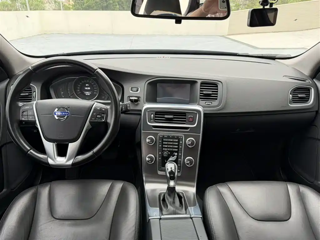 Volvo V60 2015 — фото 17