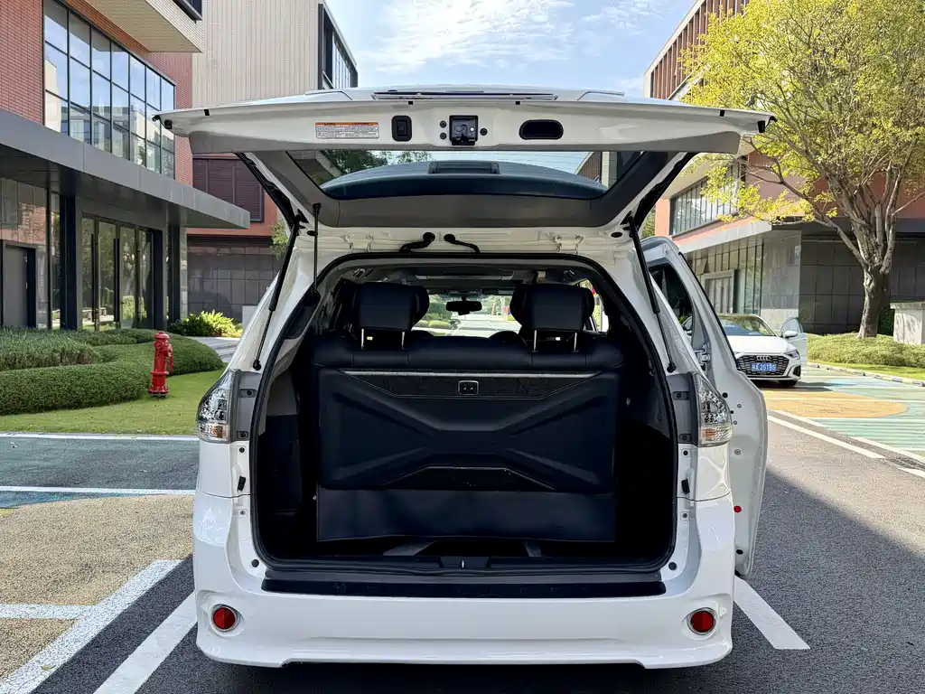 Toyota Sienna 2017 — фото 29