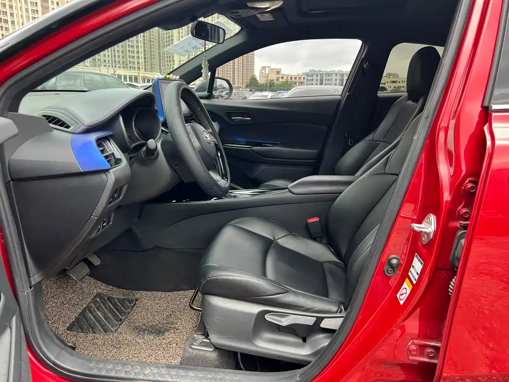 Toyota C-HR 2018 — фото 10