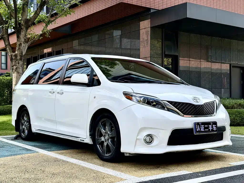 Toyota Sienna 2017 — фото 3