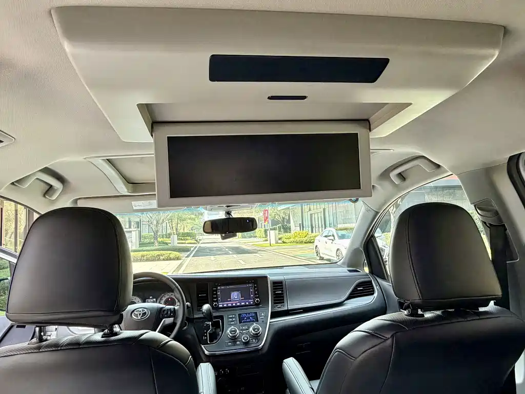 Toyota Sienna 2017 — фото 17