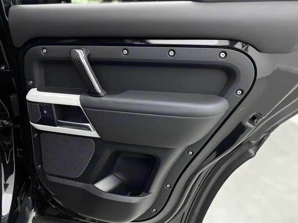 Land Rover Defender 2023 — фото 23