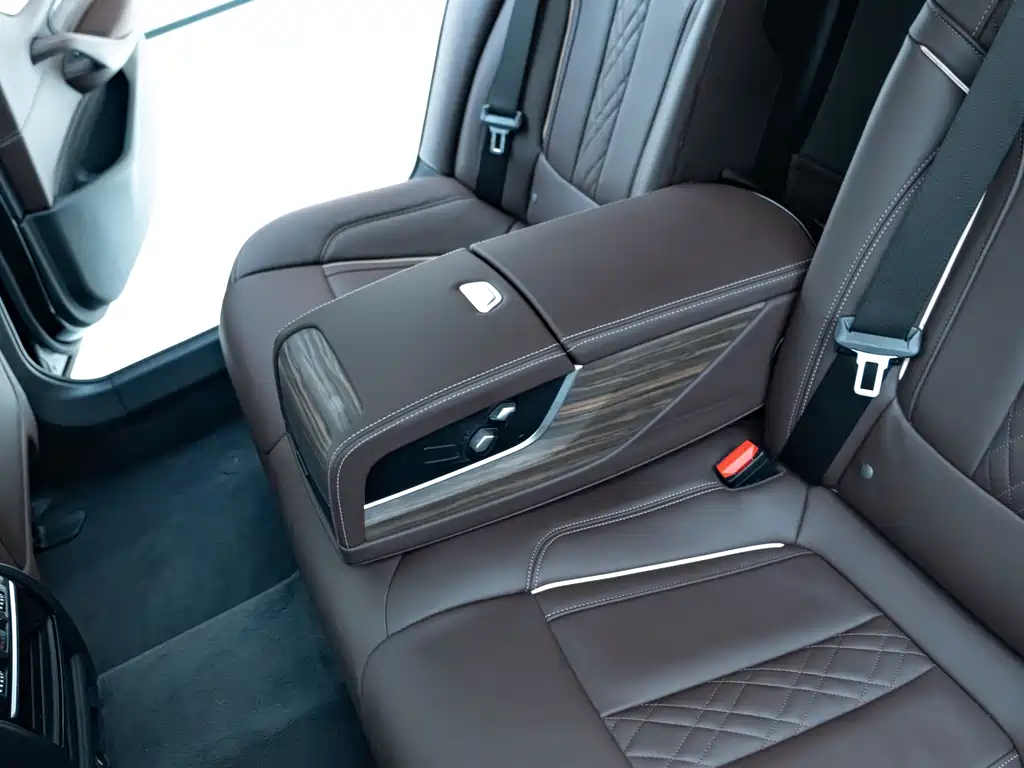 BMW 5 Series 2018 — фото 11