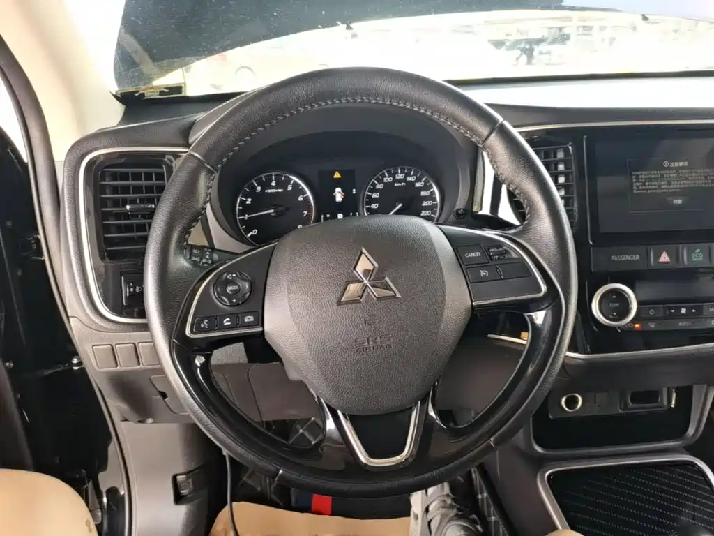 Mitsubishi Outlander 2021 — фото 11