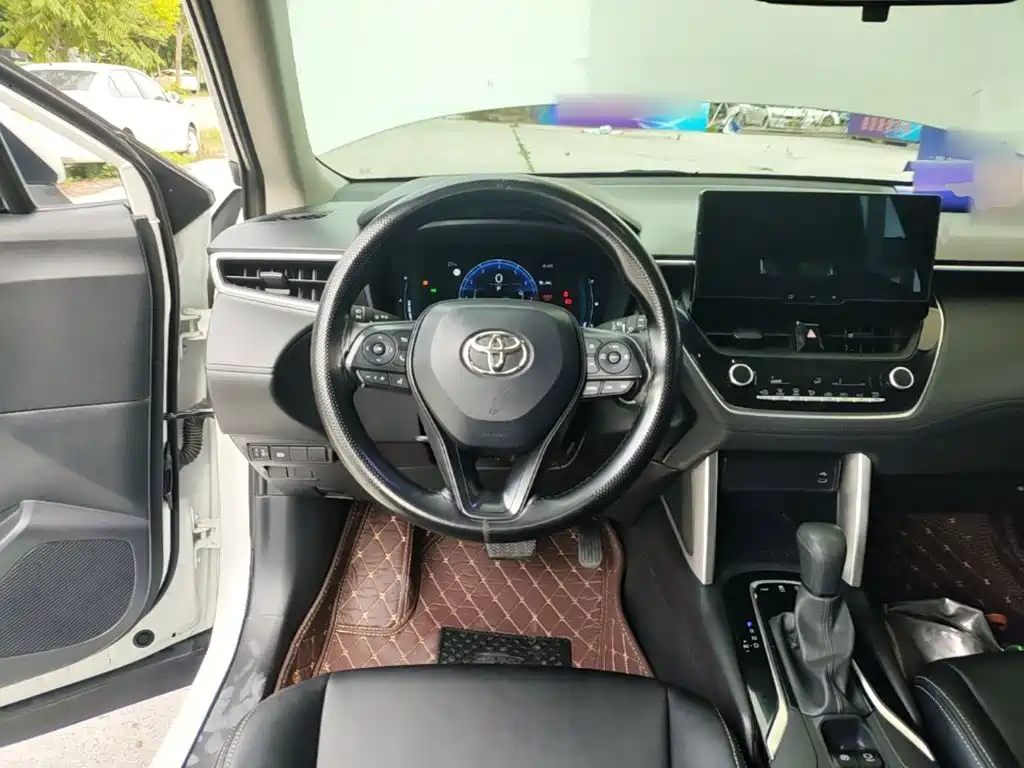 Toyota Corolla Cross 2023 — фото 11