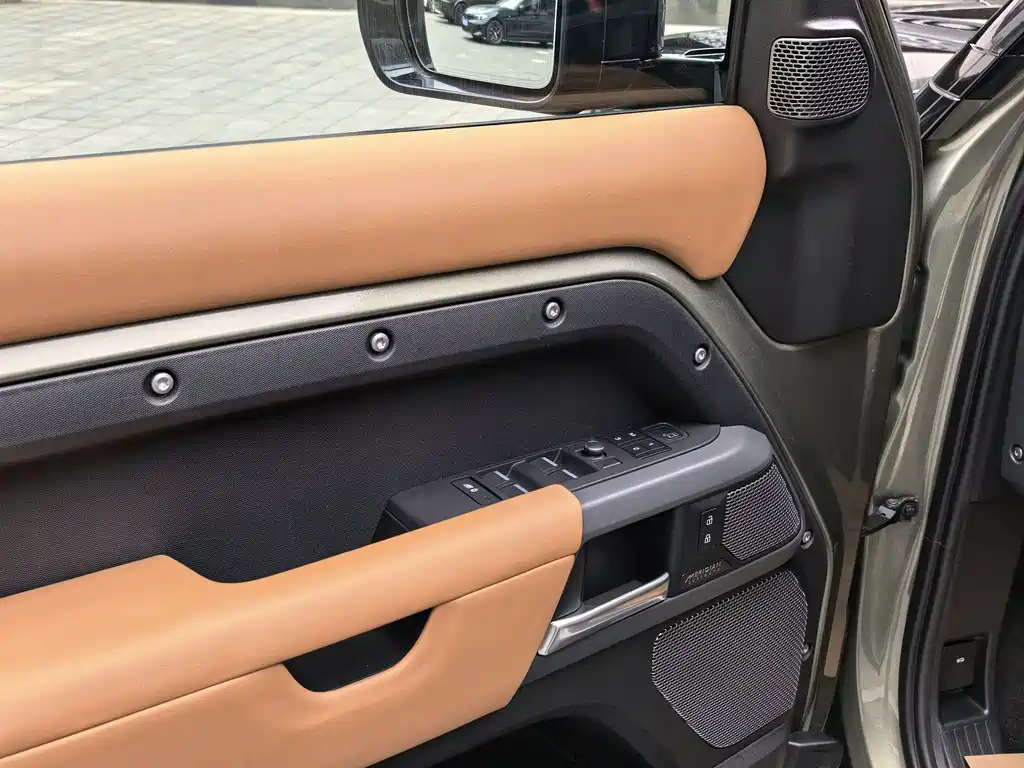 Land Rover Defender 2021