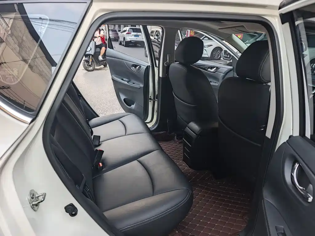 Nissan Tiida 2017 — фото 11