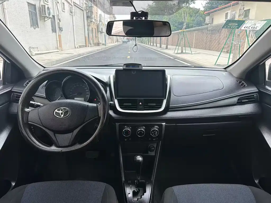 Toyota Yaris L 2018 — фото 9